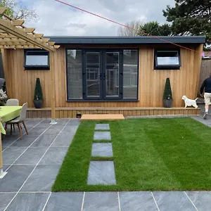 Lindas Free Parking Air Con Provisions Included Holiday home Brighton
